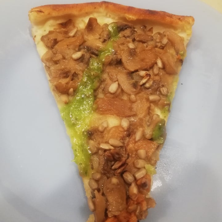 photo of Pizza Vegana Pizza Super Mario shared by @agostinamarconi on  15 Apr 2022 - review