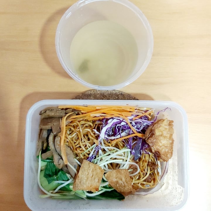 photo of Red Apple Veggie Café Mixed Mushroom Noodles shared by @herbimetal on  19 Jan 2021 - review