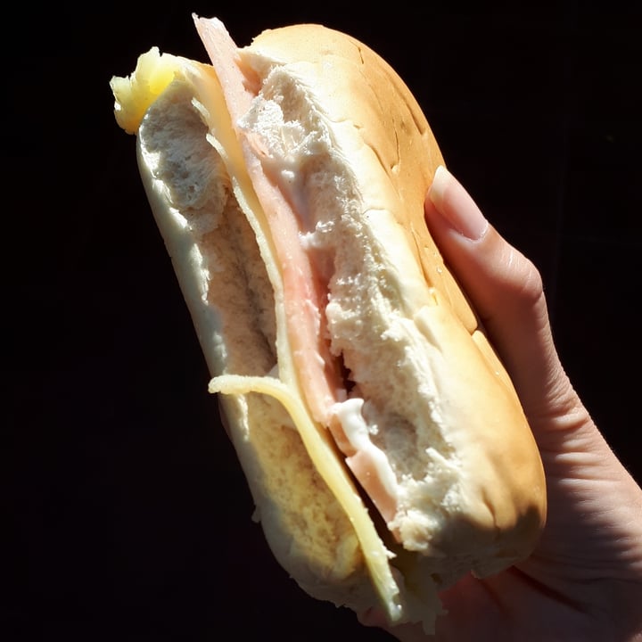 review photo of La Casa de Marylin Pebete de Jamón y Queso con Mayonesa shared by @yamten on 27 Jun 2021 - review