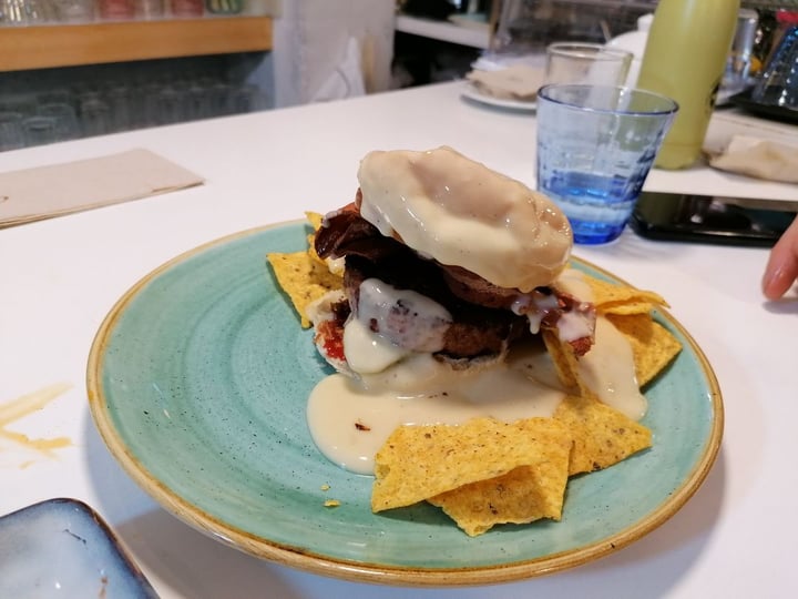 photo of Distrito Vegano Death By Cheese Burger shared by @sandoralosmios on  08 Mar 2020 - review