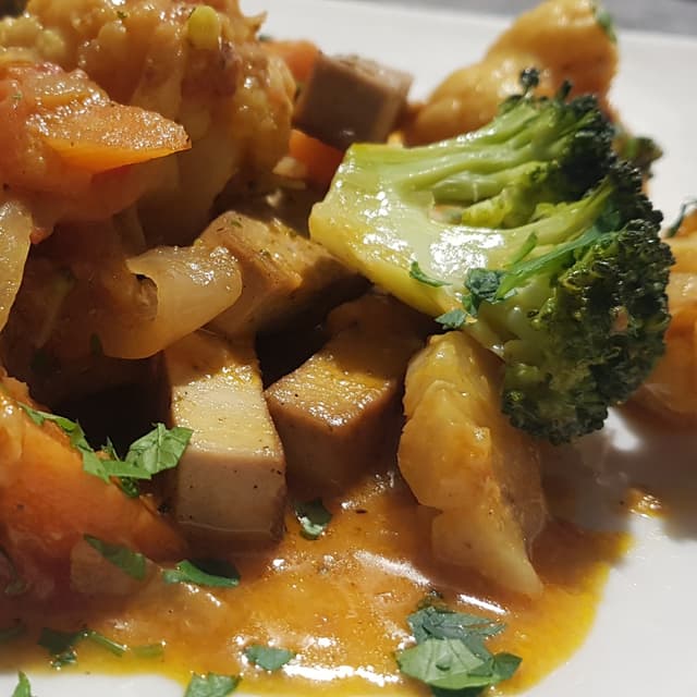 Photo of the dish “Tofu con curry di verdure”