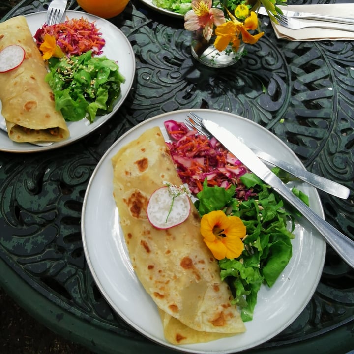 photo of Earth Deli Mung Beans Curry Roti & Side Salad shared by @biancaleejardim on  15 Jan 2021 - review