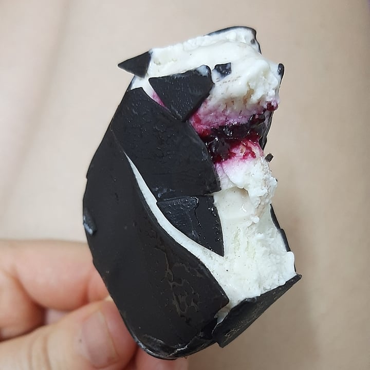 review photo of NotCo Not Icecream Paletas sabor Chocolate Blanco con Salsa de Frutos Rojos shared by @pichularules on 12 Dec 2021 - review