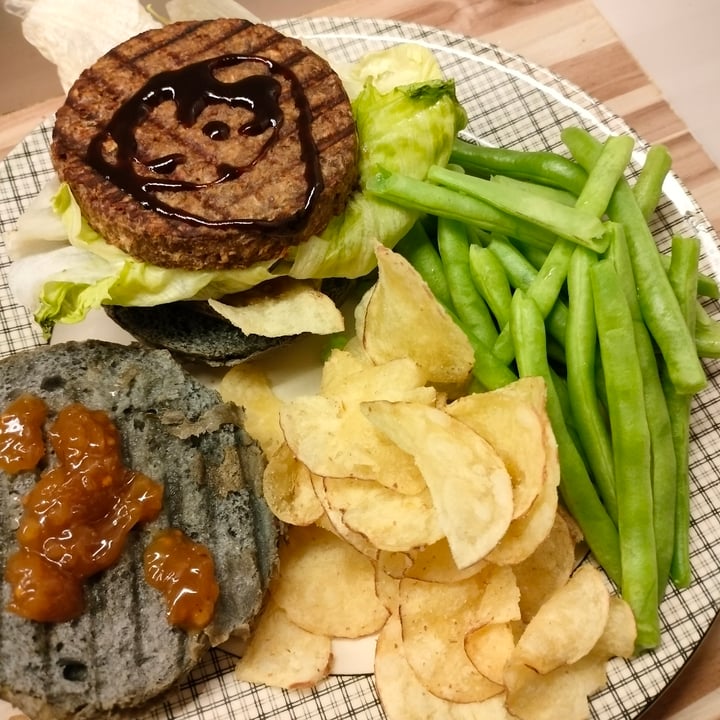 photo of Linda McCartney's 2 vegetarian 1/4 LB burgers shared by @elej91 on  02 Jun 2022 - review