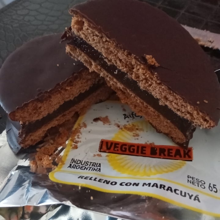 review photo of Veggie Break Alfajor Vegano Relleno De Maracuya shared by @camilarojasv on 24 Apr 2021 - review