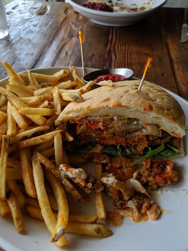 「Fried Oyster Mushroom Po' Boy」の料理の写真