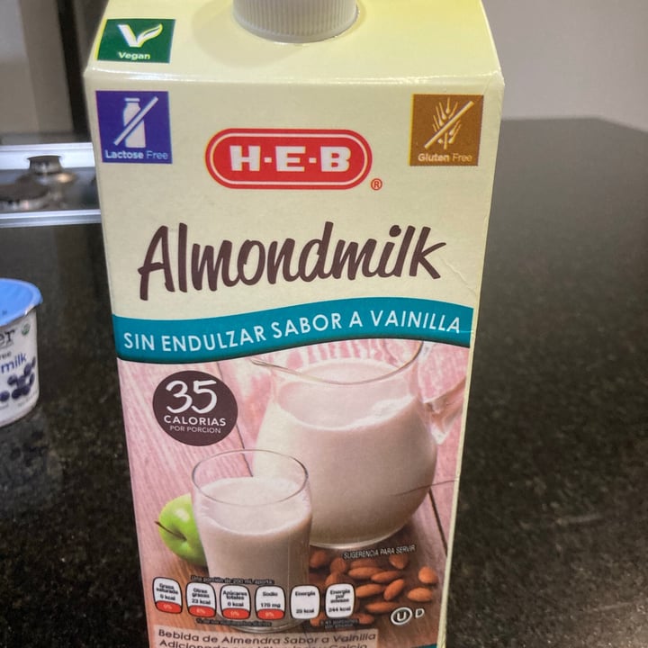 photo of H-E-B Almondmilk sin endulzar sabor Vainilla shared by @vivianstry on  12 Feb 2021 - review