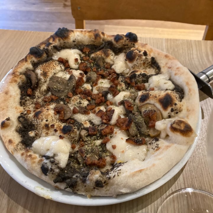 photo of Purezza - Vegan Pizza Camden Black Truffle Pizza shared by @giuliacantamessi on  13 Dec 2022 - review