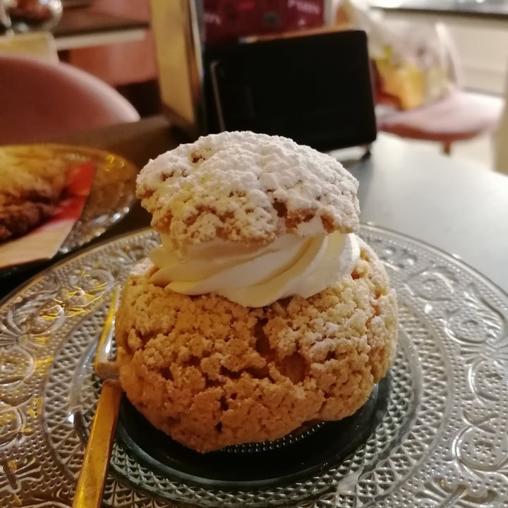 photo of MadamaDorè bignè croccante con crema chantilly shared by @alexx92 on  18 Nov 2022 - review