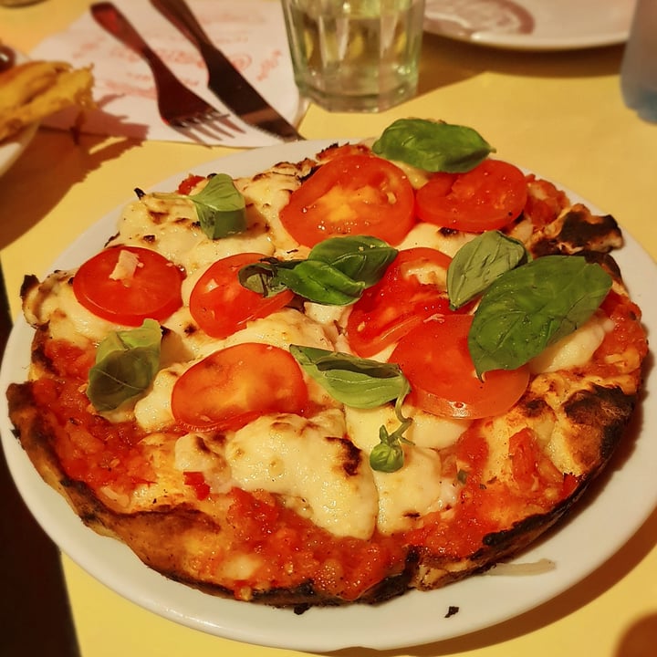 photo of Pizzería Güerrin Pizza Margarita vegana shared by @sofiagavranic on  15 Aug 2021 - review