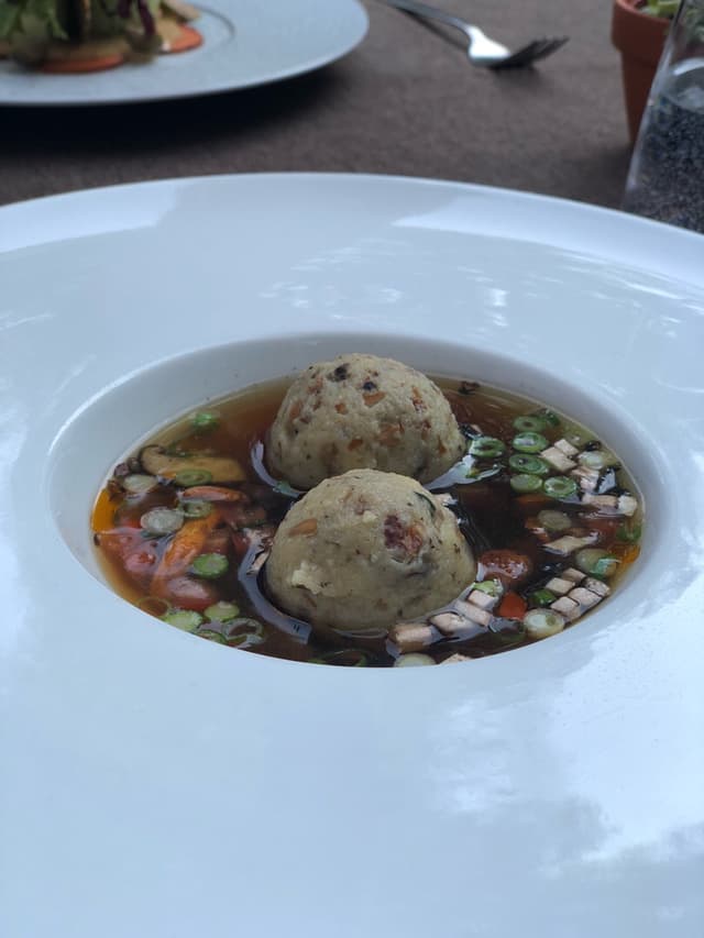 Foto del piatto “Mushroom Consommé”