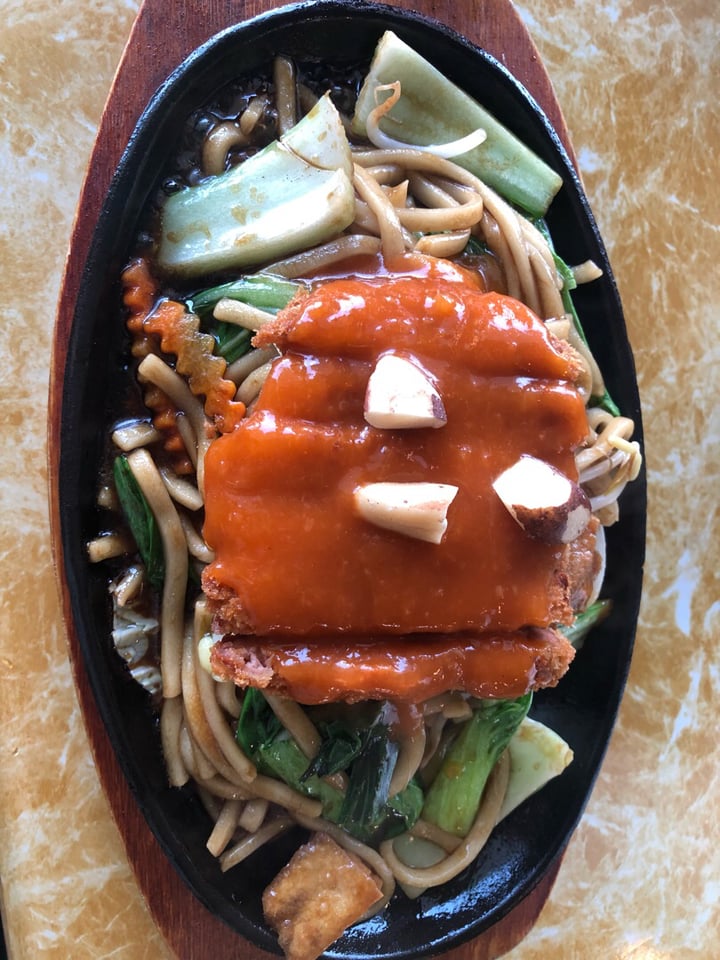 review photo of Welcome Chinese Vegetarian Cafe “Piney” Sauce Over Soy Roast On Fried Noodles (hot plate) shared by @kela on 02 Jan 2020 - review