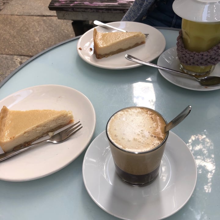 photo of Velicious Cafe Whitechoco Cheesecake shared by @eleonoramaini on  09 Aug 2021 - review