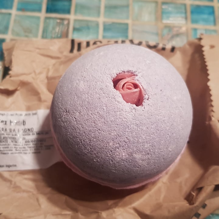 review photo of LUSH Fresh Handmade Cosmetics Sex Bomb Bath Bomb shared by @iaialuna on 09 Dec 2021 - review