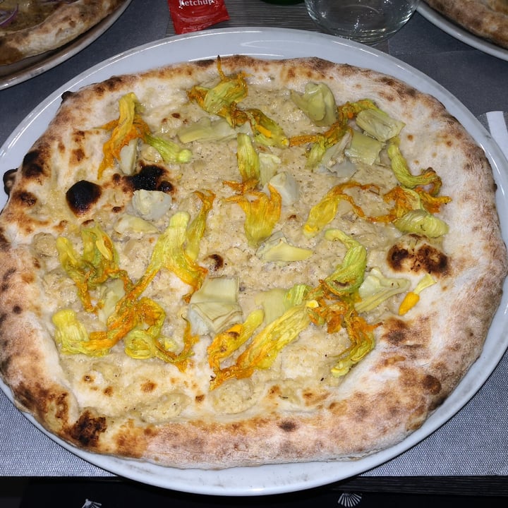 photo of Da Nicole al Lungomare Pizza vegan shared by @3alessandra3 on  02 Apr 2021 - review