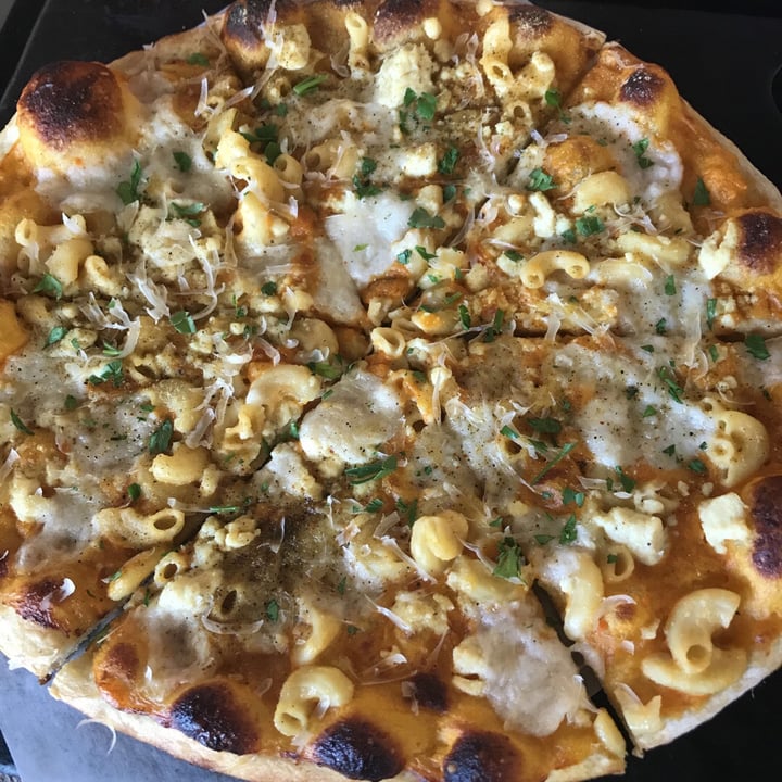 photo of Virtuous Pie Mac and cheese-y pizza shared by @dakikubi on  01 Sep 2019 - review