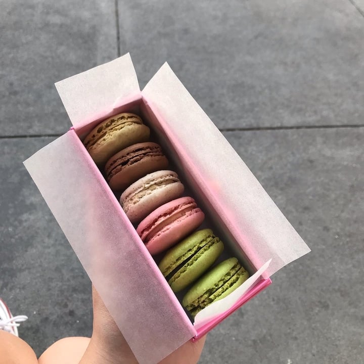 review photo of Ladurée Beverly Hills Vanilla Macaron shared by @janelana on 30 Dec 2019 - review