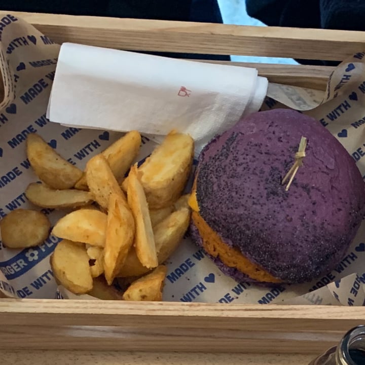 photo of Flower Burger Cheesy Cecio shared by @carlottaferrero on  26 Nov 2021 - review