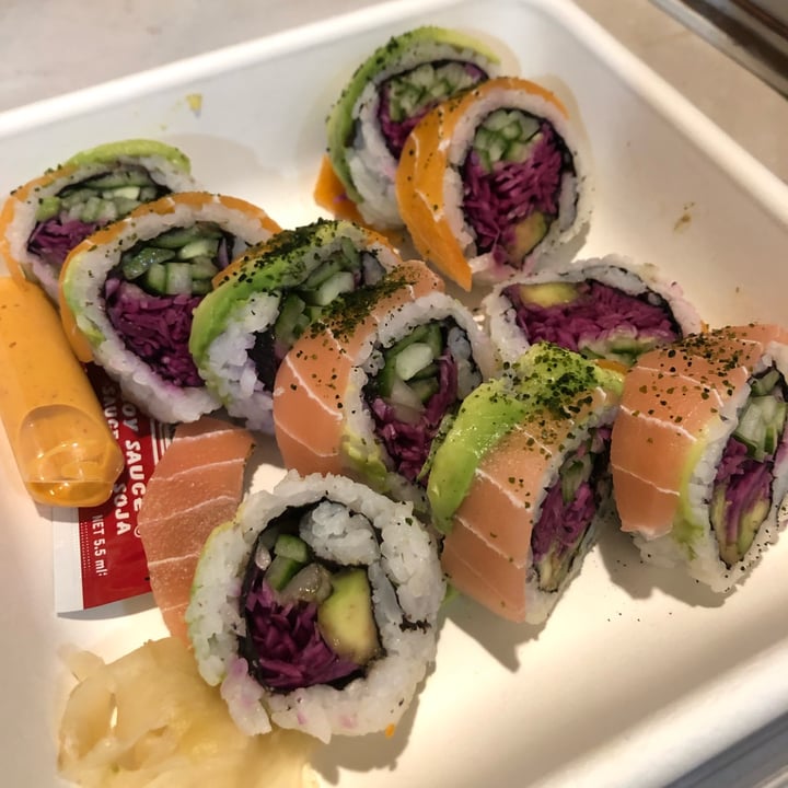 photo of Beyond Sushi Rainbow Roll shared by @allieforthesoul on  12 Jul 2022 - review
