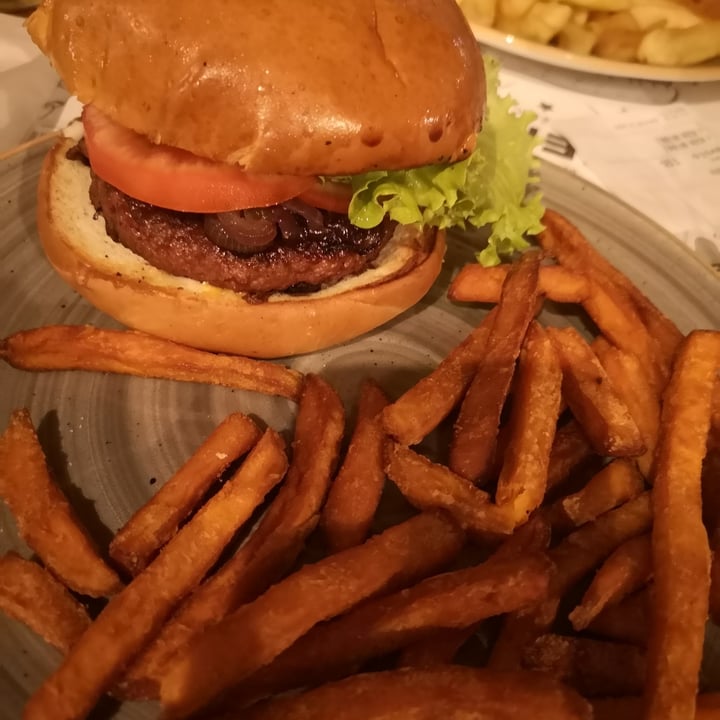 photo of Hamerica's Trieste smile Burger shared by @lindaemecs on  17 Nov 2022 - review
