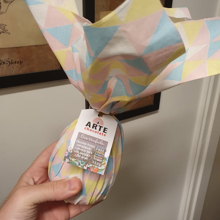 review photo of Arte Chocolate Ovo de Páscoa sabor chocolate branco com pistache e creme de baru com damasco e flor de sal shared by @rodolfoxpep on 21 May 2022 - review