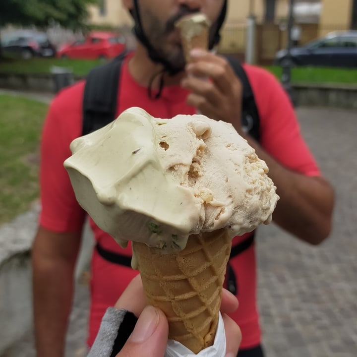 review photo of Gelateria BELLI DI MAMMA Gelato Nocciola E Pistacchio shared by @larabeans on 21 Oct 2021 - review