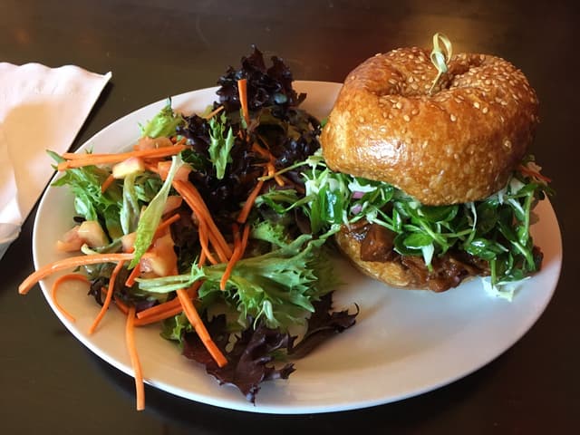 「Vegan Pulled-Pork Sandwich」の料理の写真
