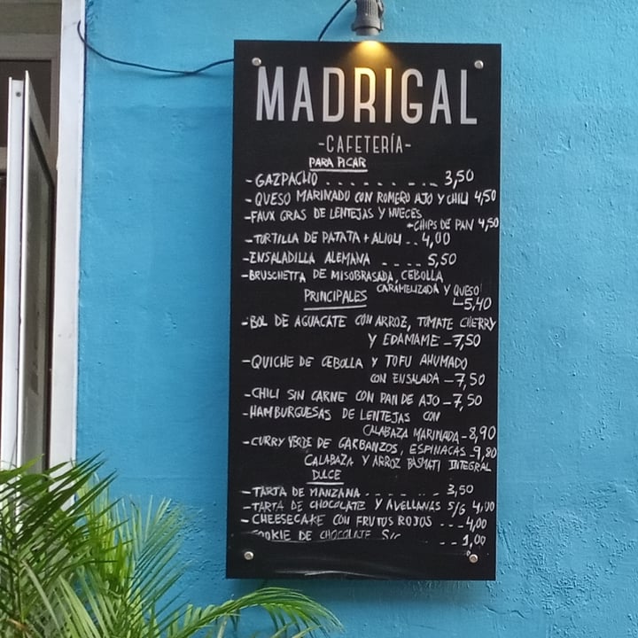photo of Café Madrigal Quiche de cebolla y tofu ahumado con ensalada shared by @titoherbito on  09 Sep 2021 - review
