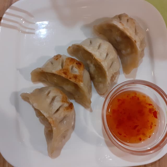 菜肴“Dumplings Grilled With "Beef" And Vegetables”的照片