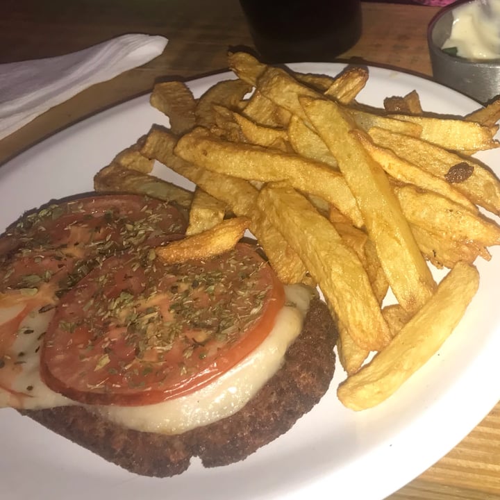 review photo of Kuyen Cervecería Vegana Milanesa napolitana con papas shared by @luisinacara on 20 Jun 2022 - review