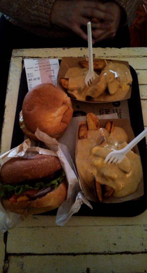 photo of Hank Burger Beyond Meat Burger And Fries With Cheese Sauce shared by @carolegart on  26 Jan 2020 - review