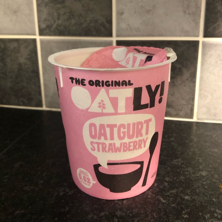 review photo of Oatly Oatgurt Strawberry (400g) shared by @katiesgalaxy on 25 Jan 2022 - review
