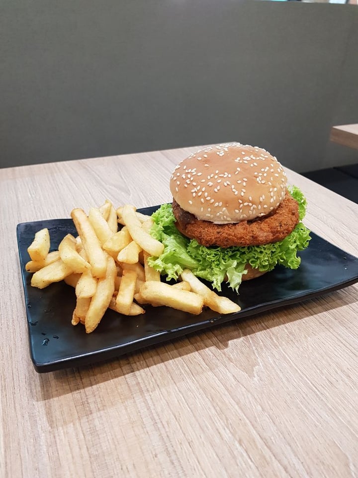 photo of Greendot Northpoint Black Pepper Soya Burger with Fries shared by @imgoodgirl on  24 Jun 2019 - review
