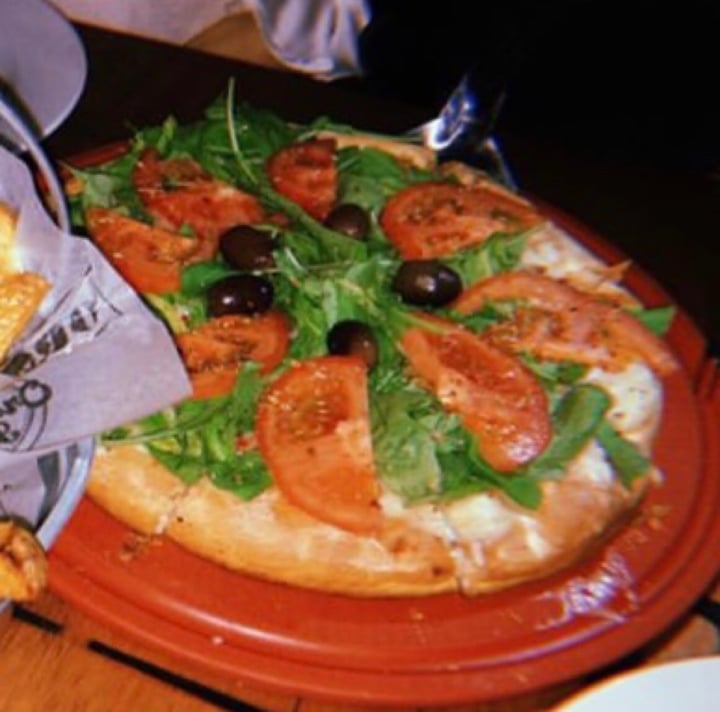 photo of Orange Bar Pizza De Rúcula Y Queso De Almendras shared by @julietagermano on  09 Apr 2020 - review