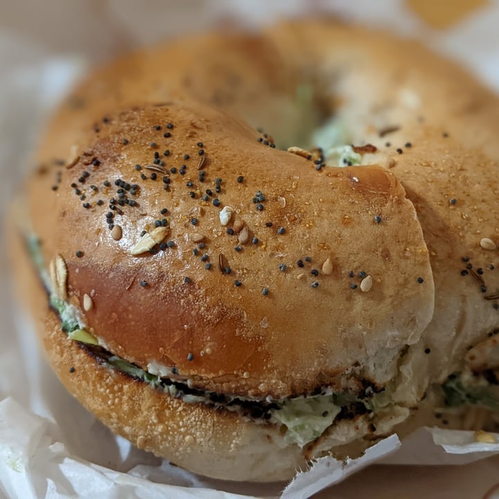 photo of Kupel's Bakery Whole Wheat Everything Bagel w/ Tofu Chive Cream Cheese shared by @varun06 on  04 Jul 2022 - review
