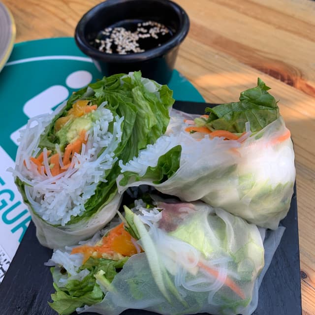 Foto do prato “Rollitos vietnamitas con salsa de cacahuate”