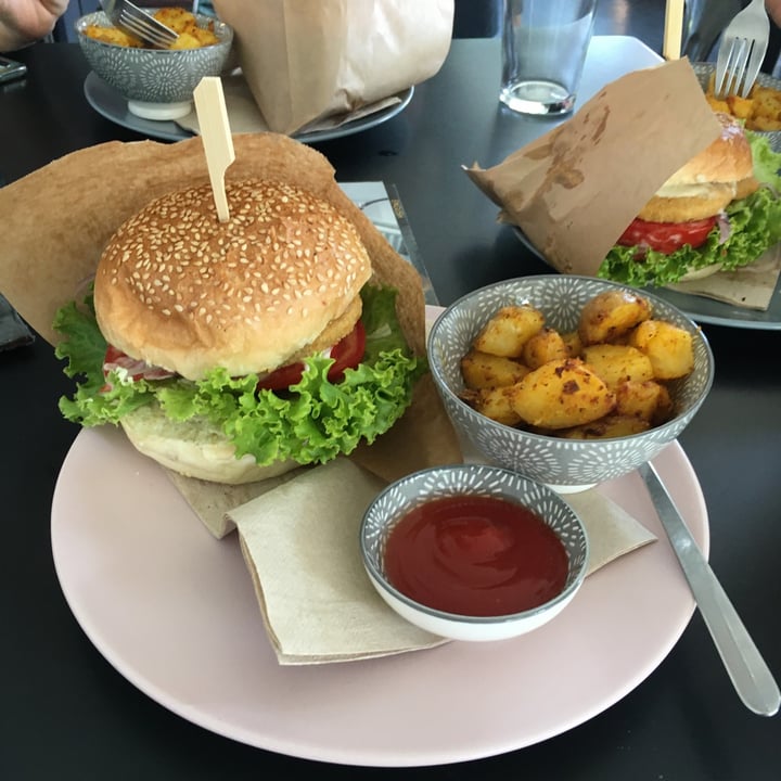 photo of Tavci Vegan Cafe Chicken Burger shared by @highcarbplantfood on  25 Aug 2020 - review