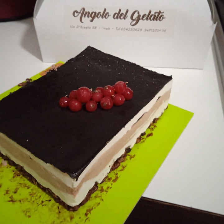photo of Angolo del Gelato semifreddo alla nocciola e cioccolato shared by @nausi78 on  12 May 2022 - review