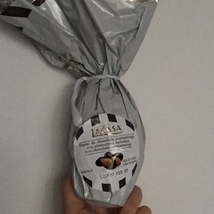 photo of Lacasa huevo de chocolate semiamargo con almedras shared by @pauliveg11 on  17 Apr 2022 - review