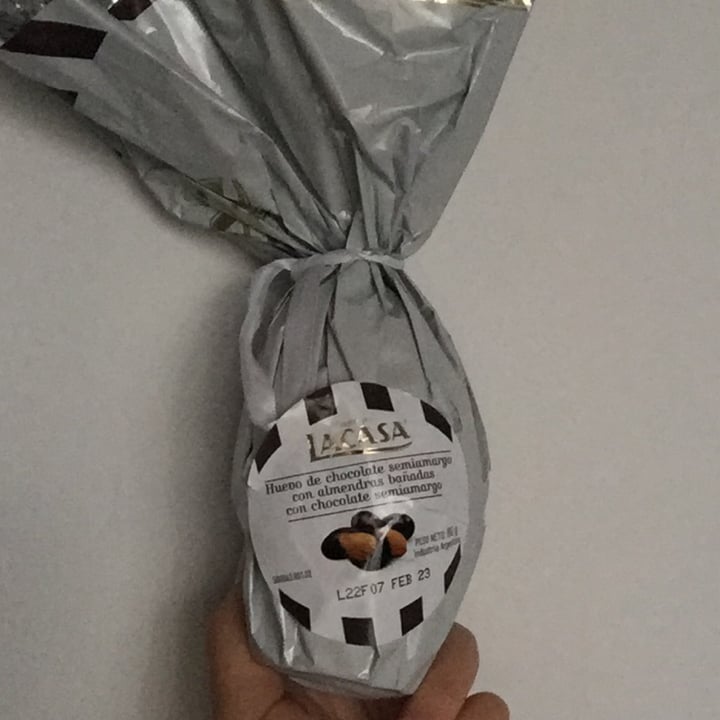 review photo of Lacasa huevo de chocolate semiamargo con almedras shared by @pauliveg11 on 17 Apr 2022 - review