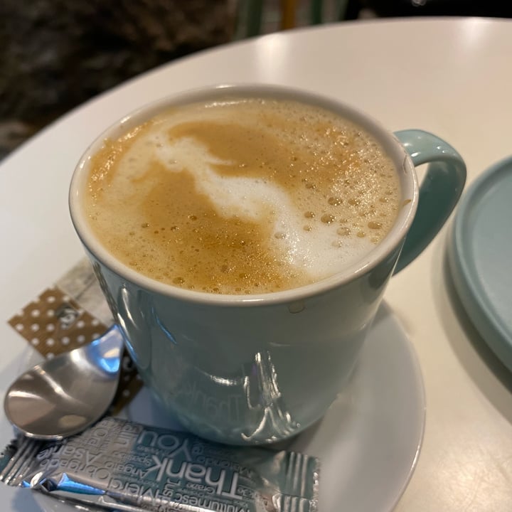 review photo of La Oveja Negra taberna vegana. Café con leche shared by @valtochi on 12 Nov 2022 - review