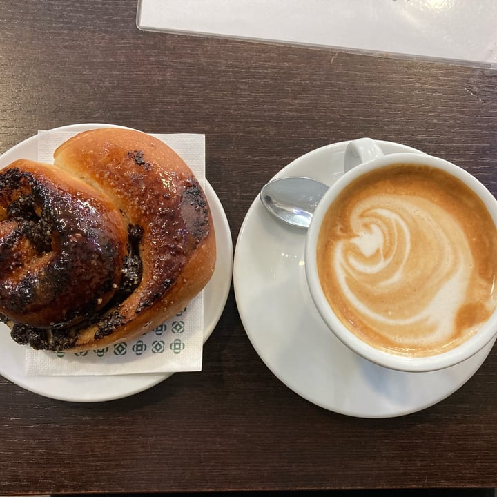 photo of Alice Pasticceria caffetteria Brioche Al Cioccolato E Cappuccino Di Soia shared by @enricospanu on  20 Nov 2021 - review