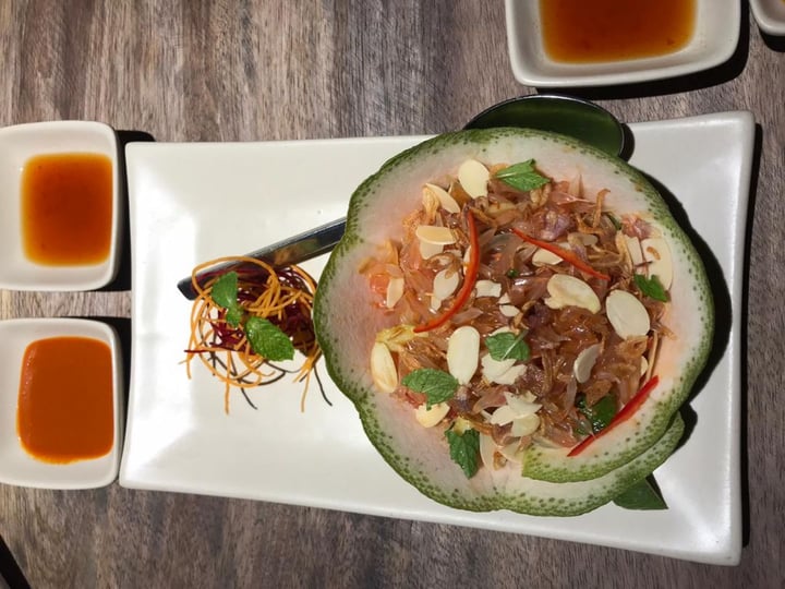 review photo of Hum Vegetarian, Lounge & Restaurant Pomelo salad shared by @aparnasa on 22 Dec 2019 - review