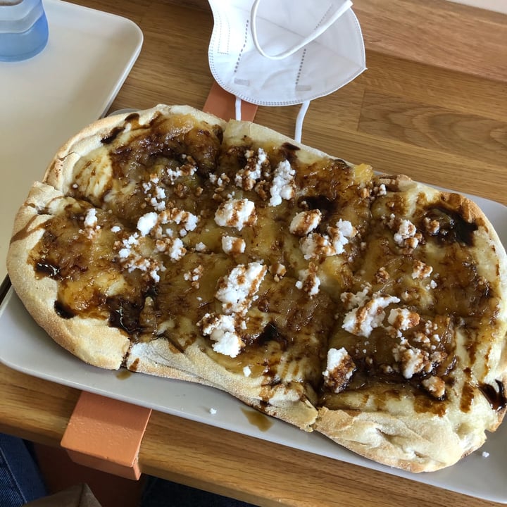 review photo of Tolstoy - Plant-Based Eatery Caramelized Onion Pizza shared by @annaharrer on 30 Sep 2021 - review