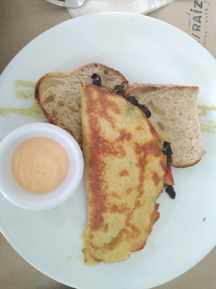 photo of De Raíz Cocina Café Omelette con queso vegano shared by @linsa23 on  24 Dec 2019 - review