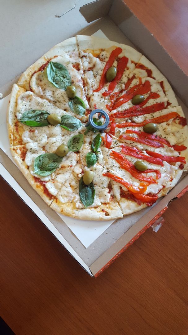 photo of Empanadas de 10 Pizza vegana de albahaca shared by @emiliane on  16 Feb 2020 - review
