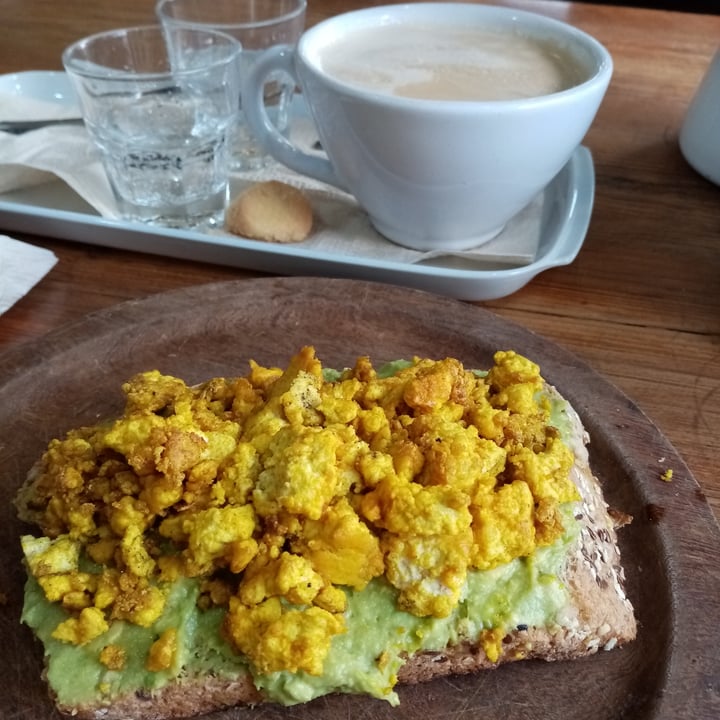photo of Le Blé Avocado Toast Con Tofu Revuelto shared by @solagosttinacappella on  28 Aug 2021 - review