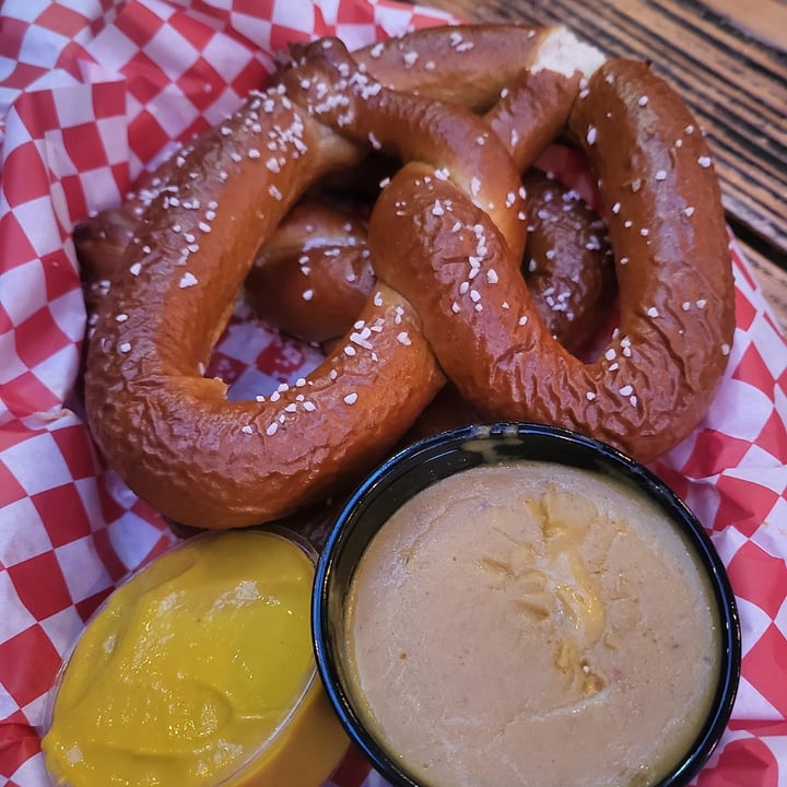 photo of Black Water Bar Soft pretzels shared by @izzyiris on  16 Jul 2022 - review