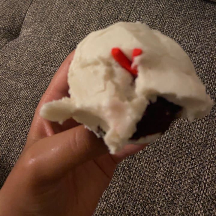 review photo of Sprinkles Cupcakes Vegan Red Velvet Cupcake shared by @-zee on 13 Jun 2021 - review