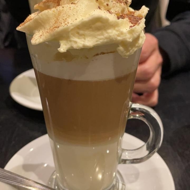 photo of Pindal Urquiza Café con leche de almendras y crema vegana shared by @josejesica on  28 Jun 2021 - review